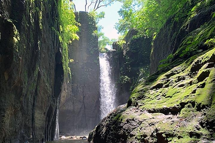 Lush vegetation and refreshing streams of water in the heart of El Bálsamo mountain range